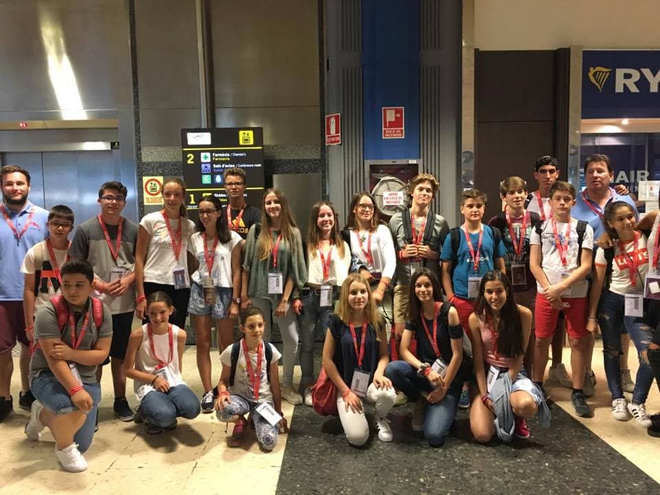 Estudiantes saliendo de un aeropuerto español
